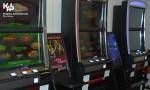 w pomieszczeniu znajdują się trzy automaty do gier hazardowych