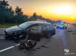 samochód osobowy zniszczony po wypadku na środku autostrady A4