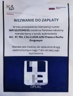 Zdjęcie fałszywego wezwania do zapłaty. W lewym górnym rogu logo Krajowej Administracji Skarbowej. W prawym górnym rogu flaga Polski, napis Rzeczpospolita Polska. Treść: Wezwanie do zapłaty. W toku prowadzenia interwencji numer IWP/12/20345/21 został na Państwa nałożony mandat karny z tytułu wykroczenia: Art. 47. Pkt. 1 Dz.U.2024.1251 Prawa o Ruchu Drogowym. Mandat jest możliwy do opłacenia drogą elektroniczną w ciągu 7 dni od daty jego wystawienia. Pod spodem kod QR z logo Policji, napis Opłać